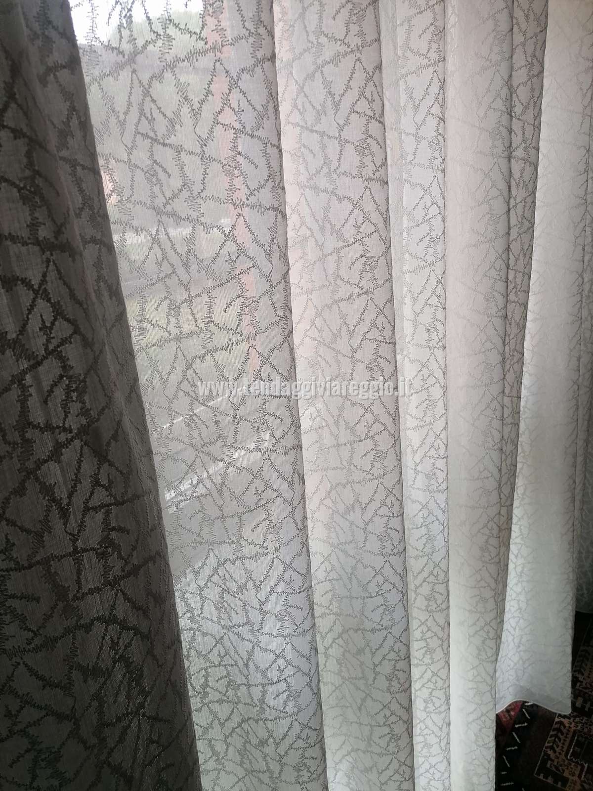 Tenda a metraggio ricamata modello VIBRAZIONI