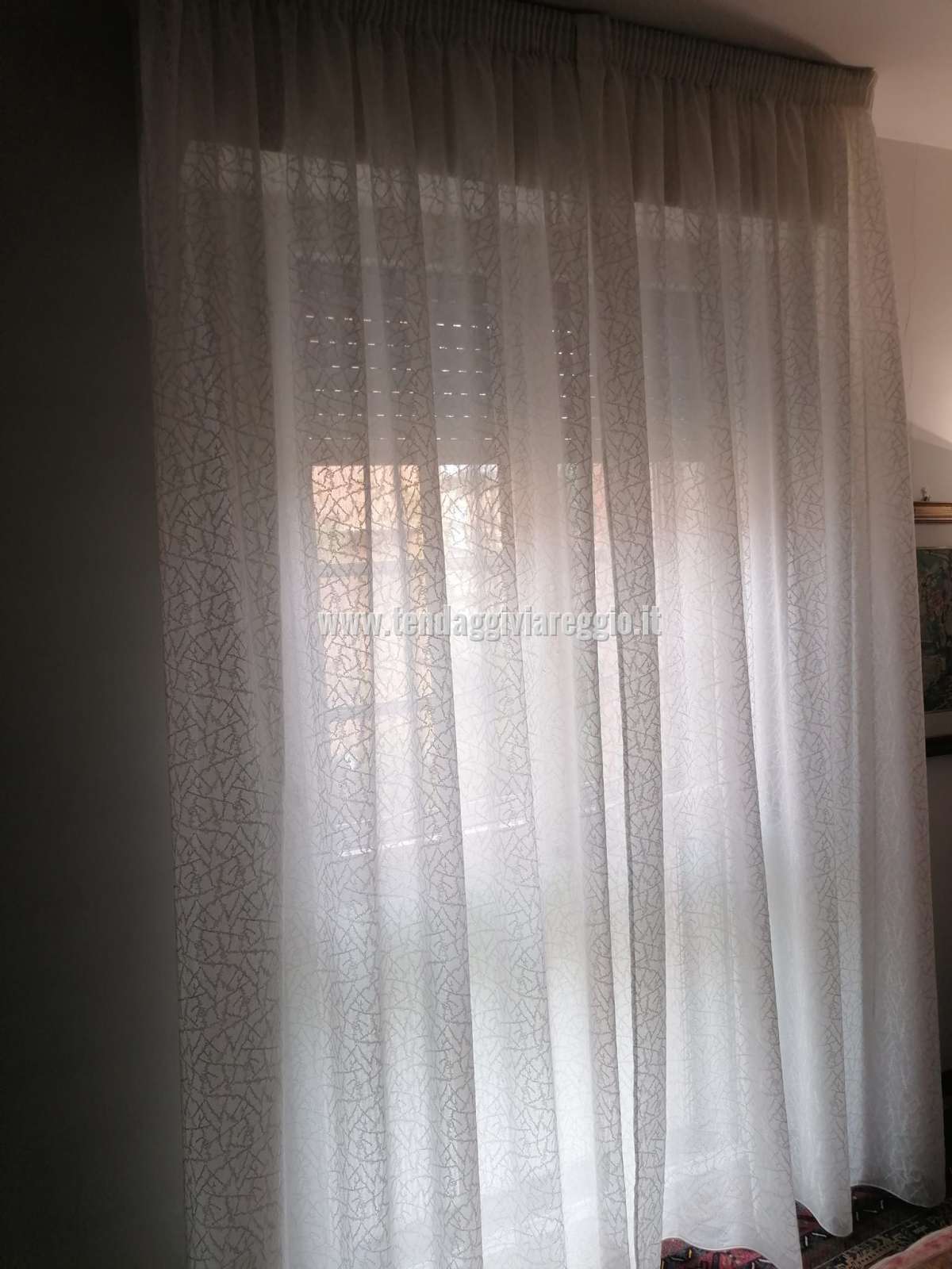 Tenda a metraggio ricamata modello VIBRAZIONI