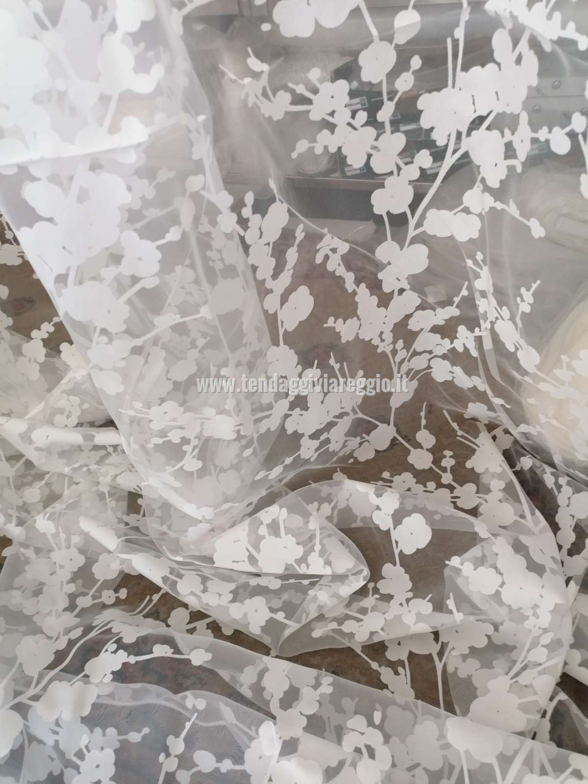 Tenda Dévoré su organza FIORI DI PESCO in stock!