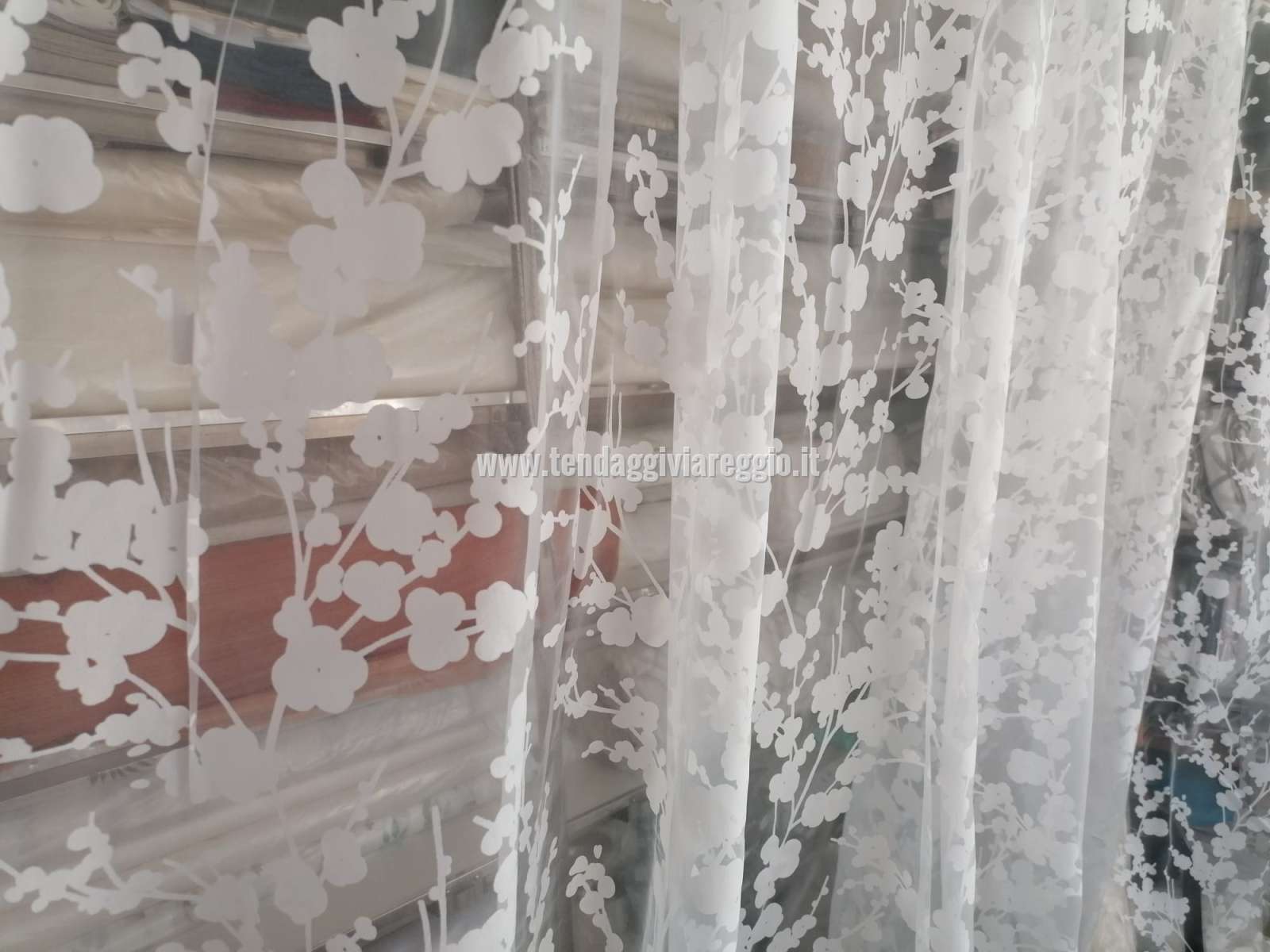 Tenda Dévoré su organza FIORI DI PESCO in stock!