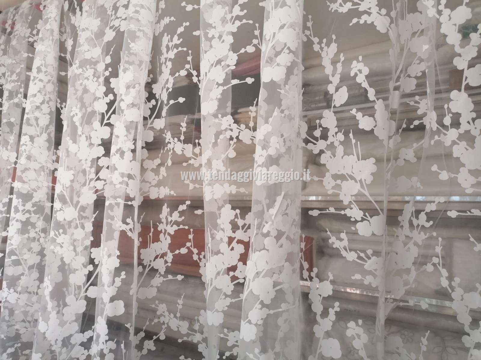 Tenda Dévoré su organza FIORI DI PESCO in stock!