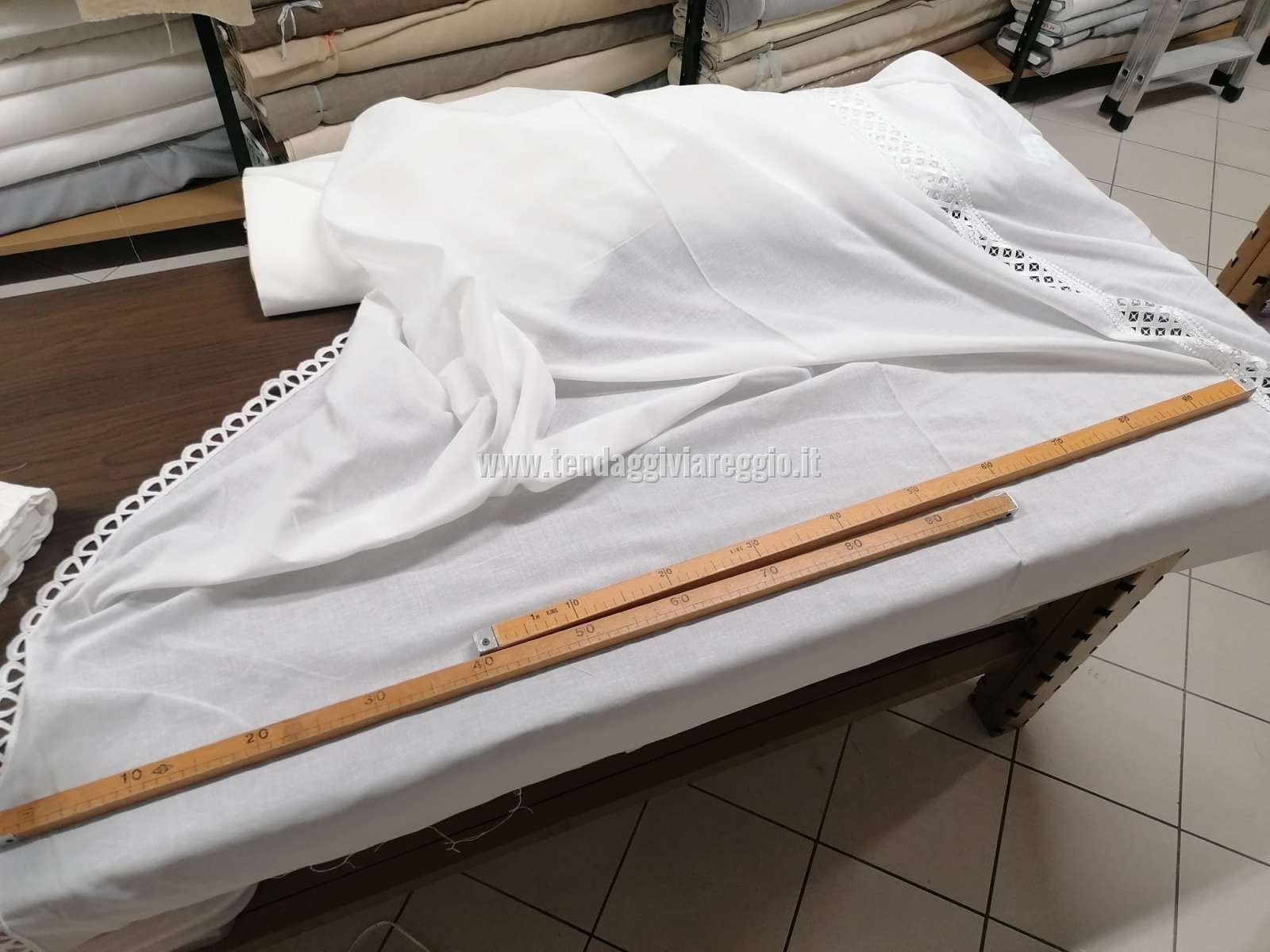 Tirolese ricamato con inserti in macramè modello INTRECCI in altezza 210 cm 