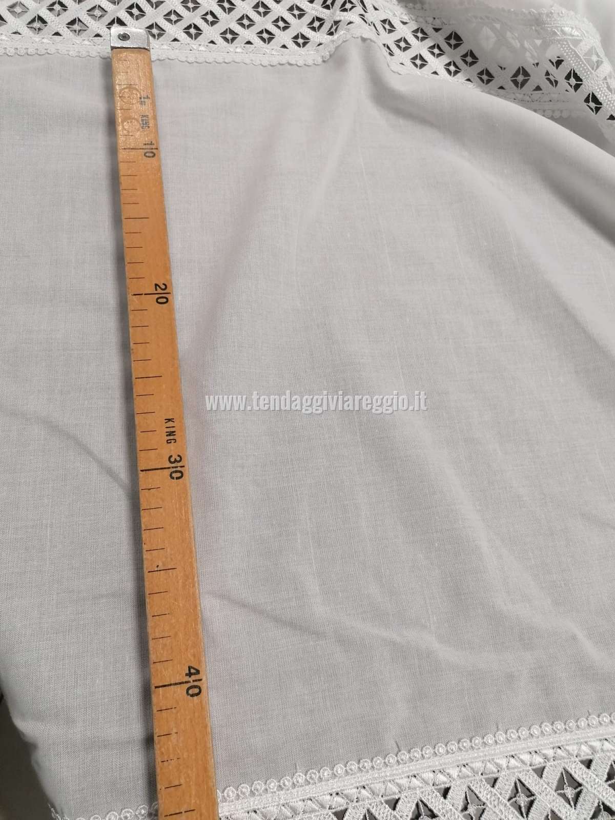 Tirolese ricamato con inserti in macramè modello INTRECCI in altezza 210 cm 