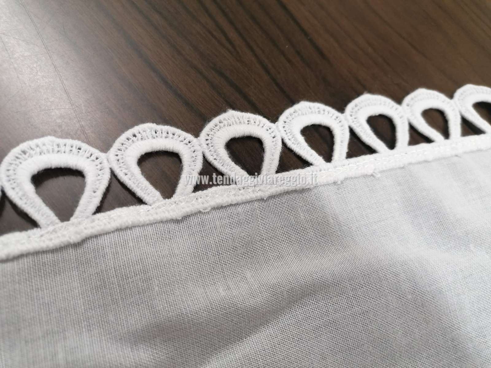 Tirolese ricamato con inserti in macramè modello INTRECCI in altezza 210 cm 