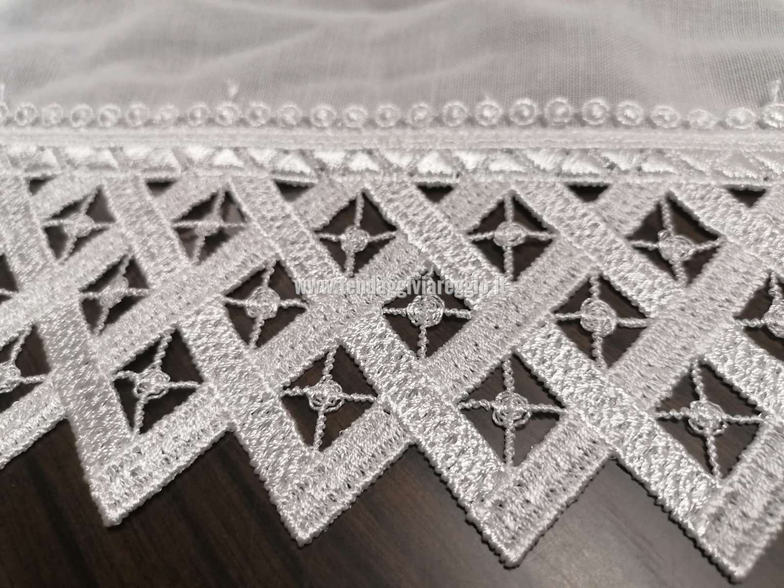 Tirolese ricamato con inserti in macramè modello INTRECCI in altezza 210 cm 