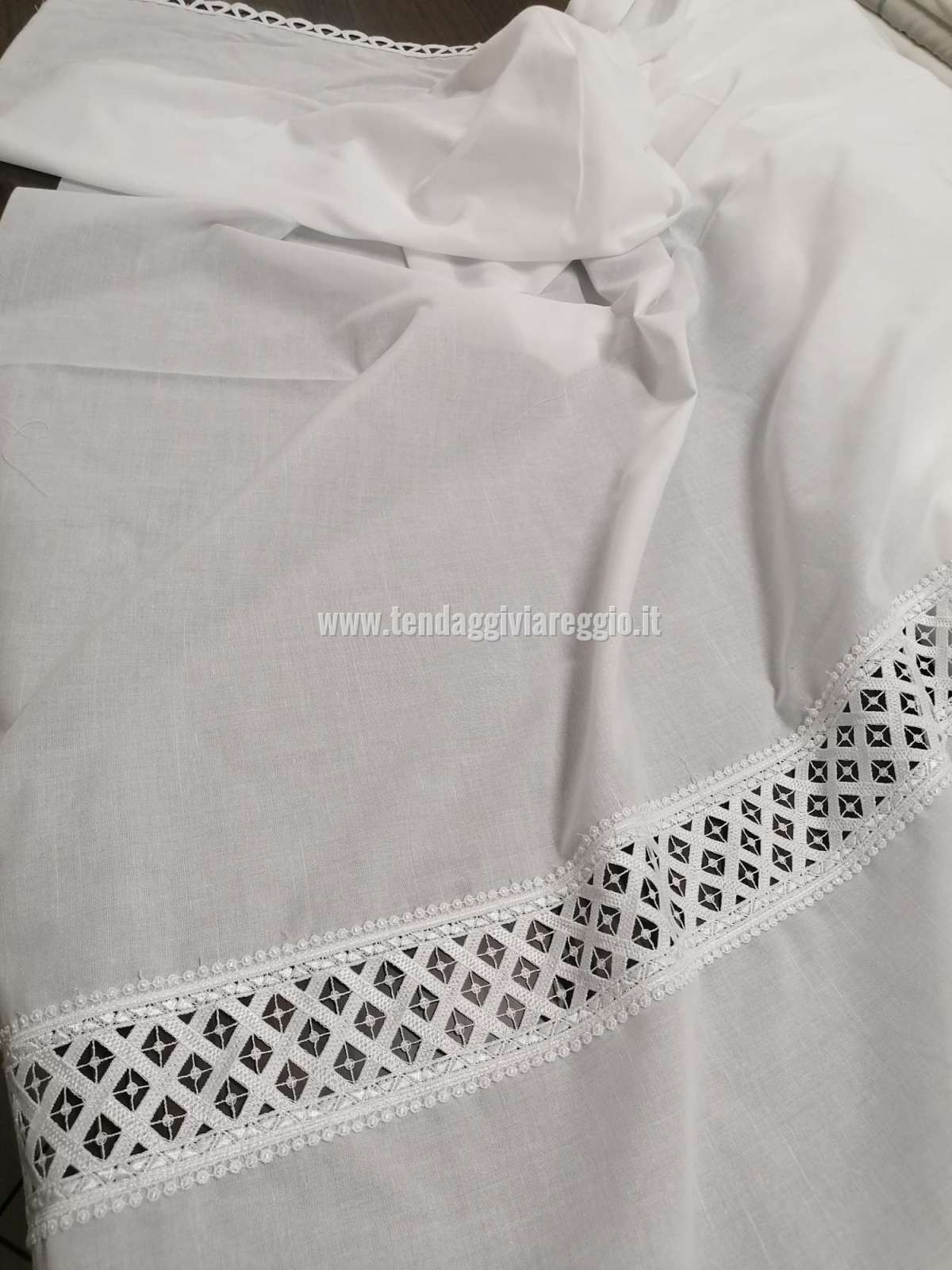 Tirolese ricamato con inserti in macramè modello INTRECCI in altezza 210 cm 