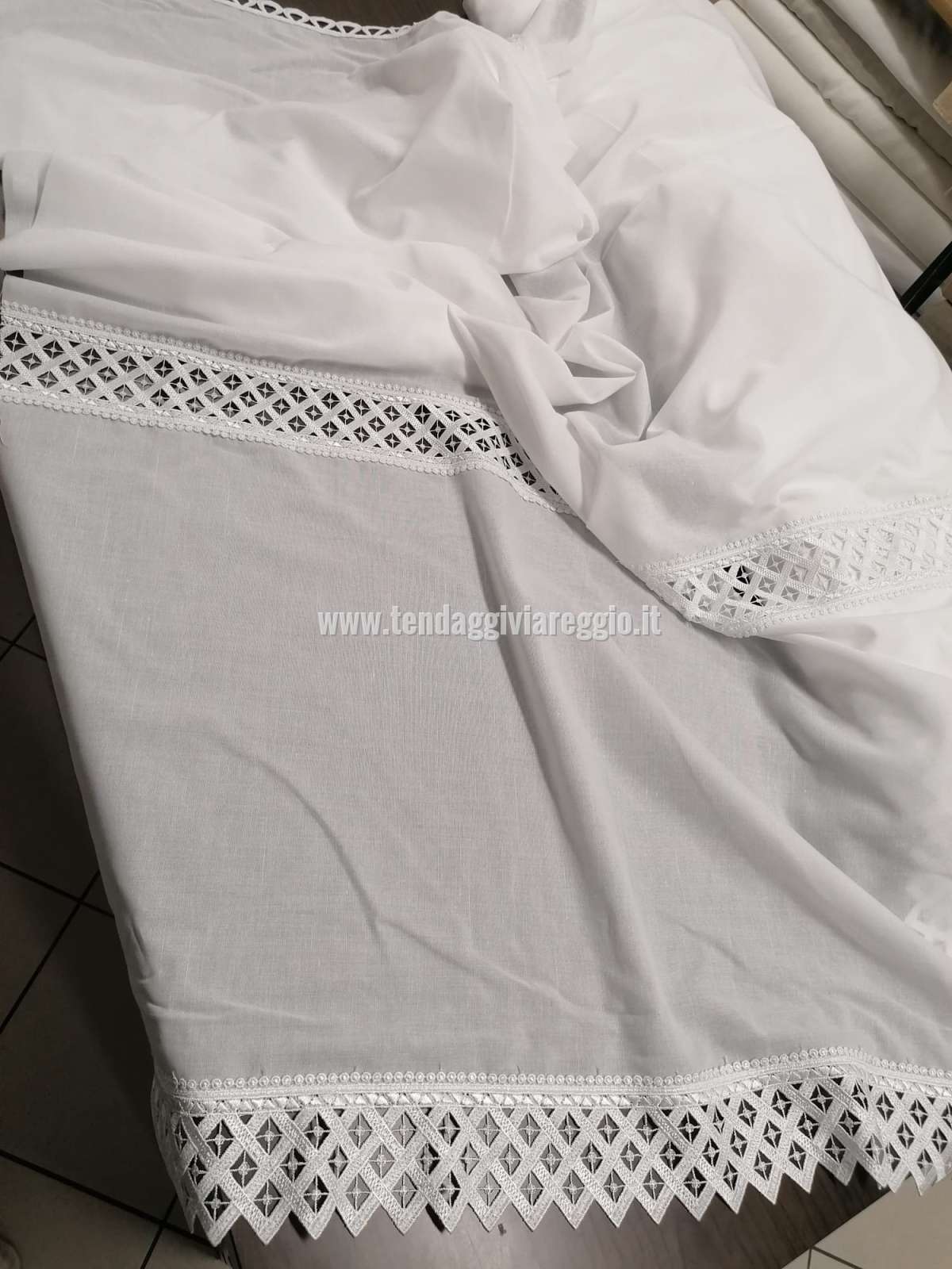 Tirolese ricamato con inserti in macramè modello INTRECCI in altezza 210 cm 