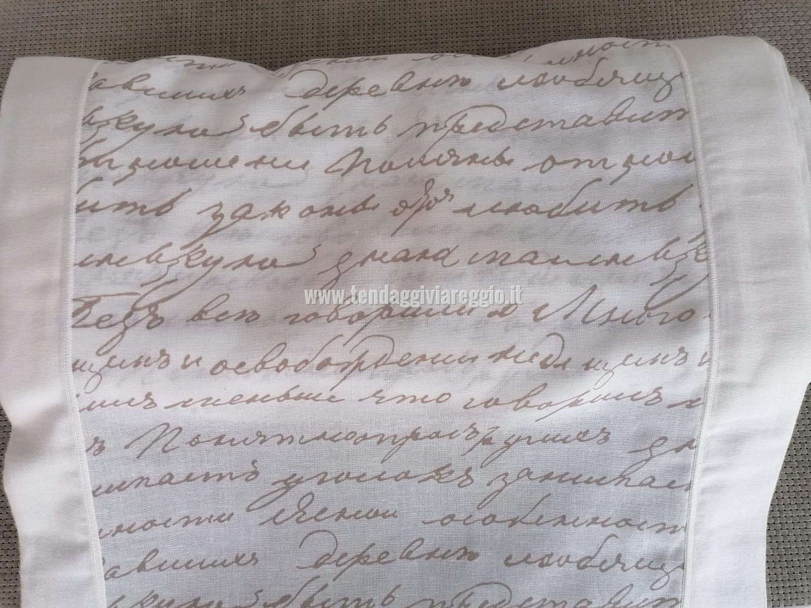 Tendina a vetro con scritte articolo poesia a metraggio con bordatura laterale