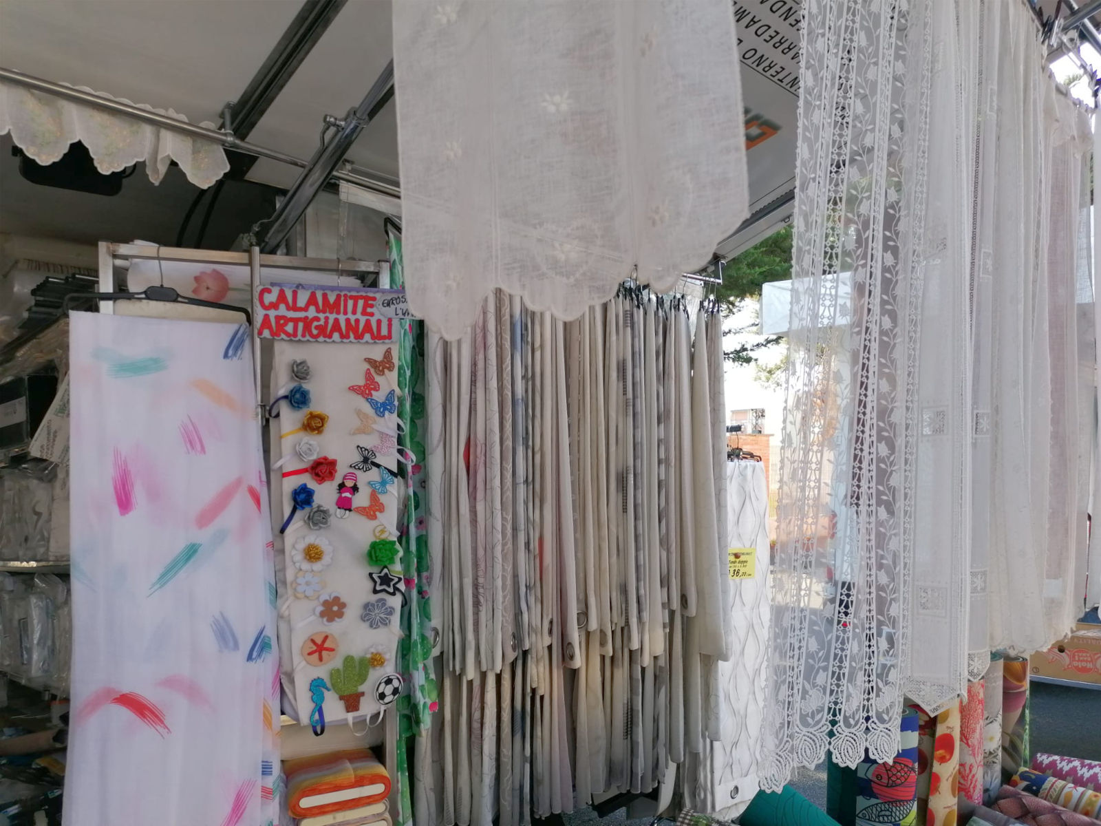 Il furgone di Tendaggi Viareggio ai mercati ambulanti della Versilia