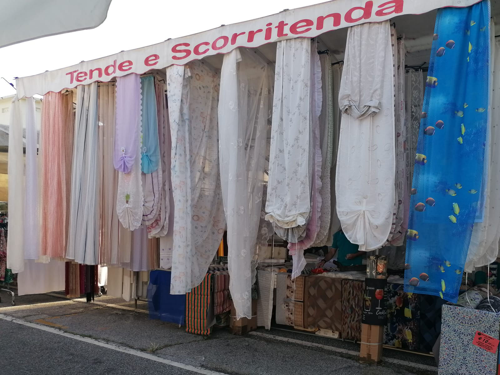 Il furgone di Tendaggi Viareggio per i mercati rionali